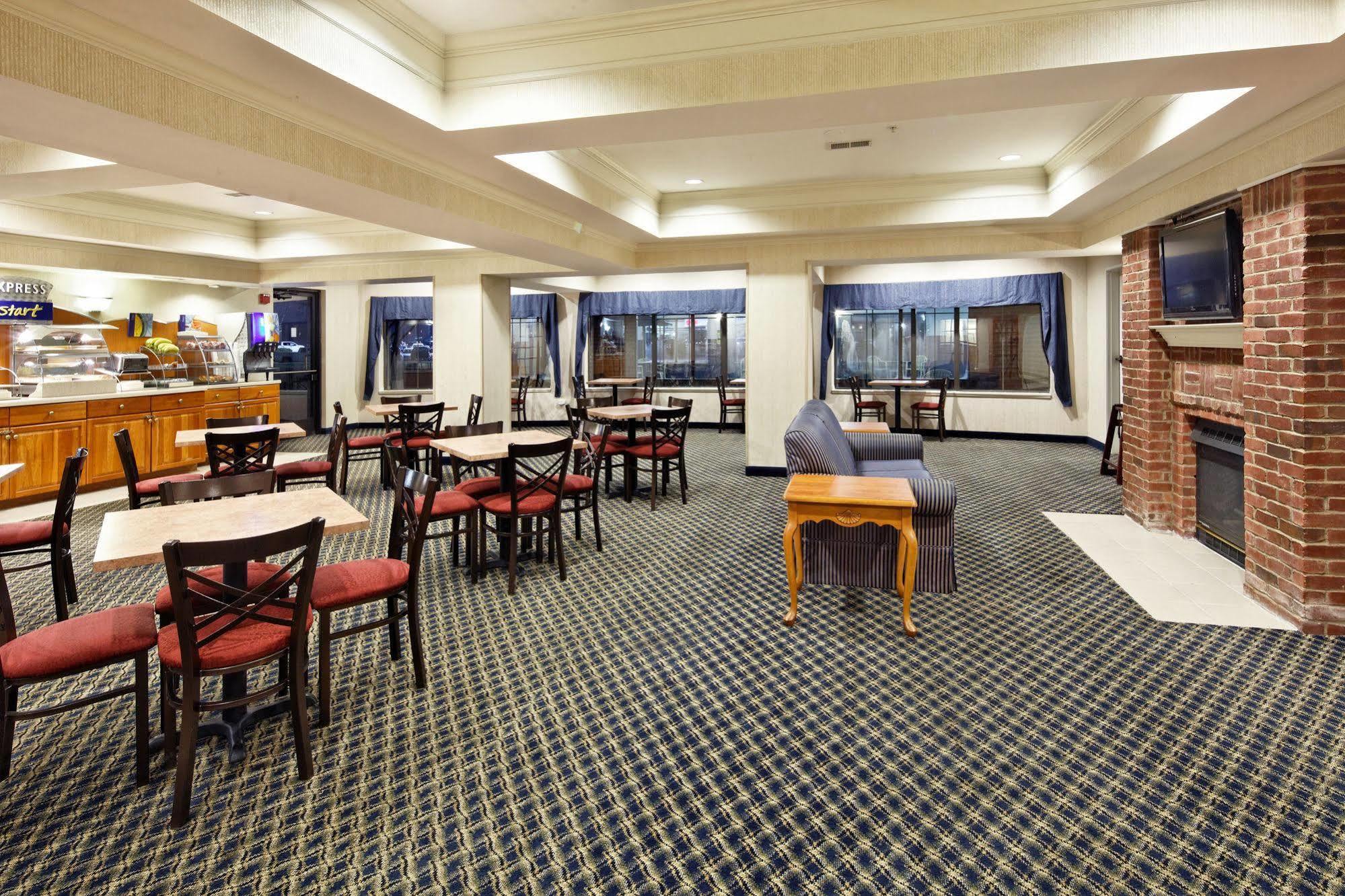 Holiday Inn Express Hotel & Suites Lancaster Restaurant photo