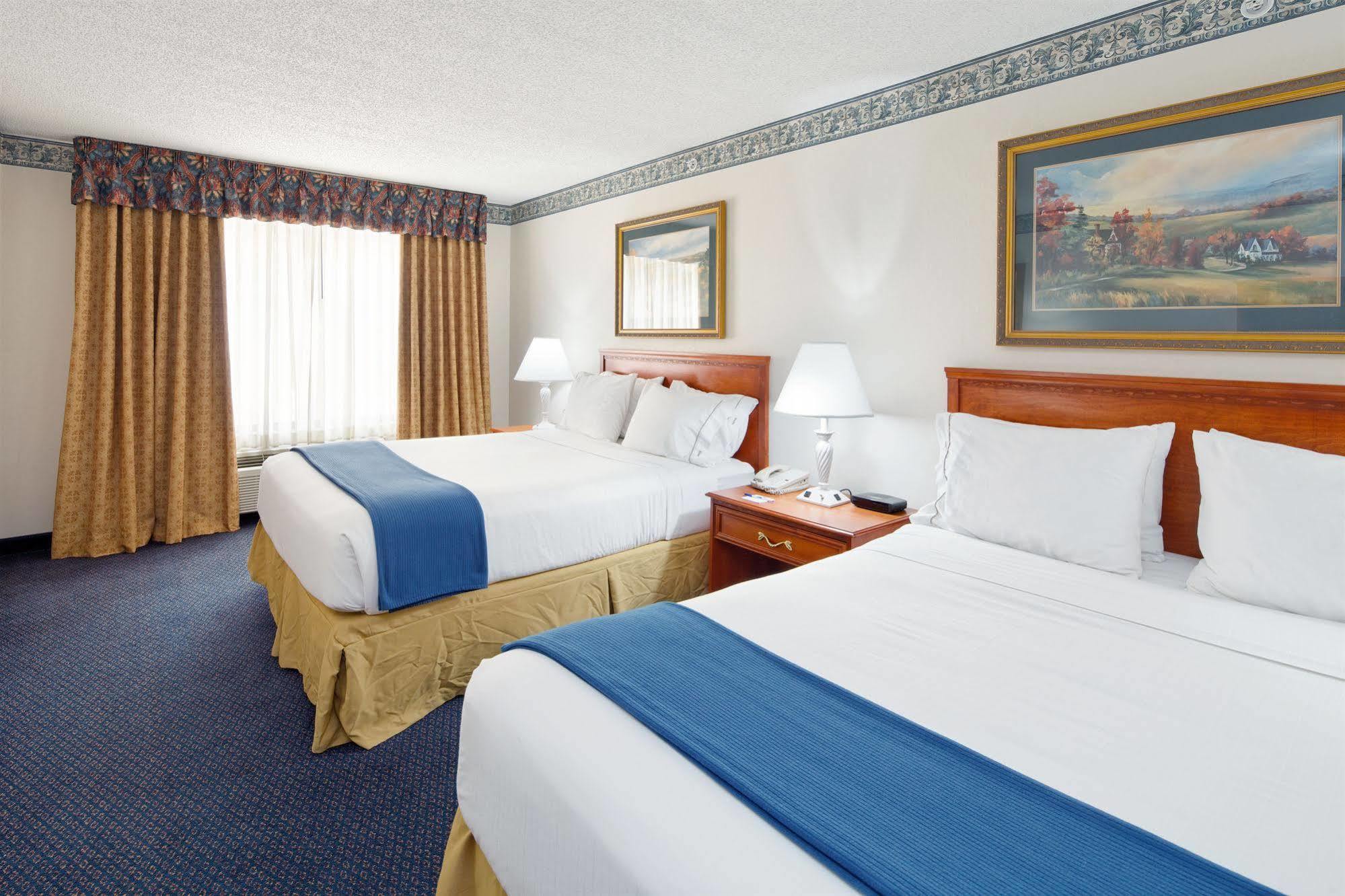 Holiday Inn Express Hotel & Suites Lancaster Extérieur photo