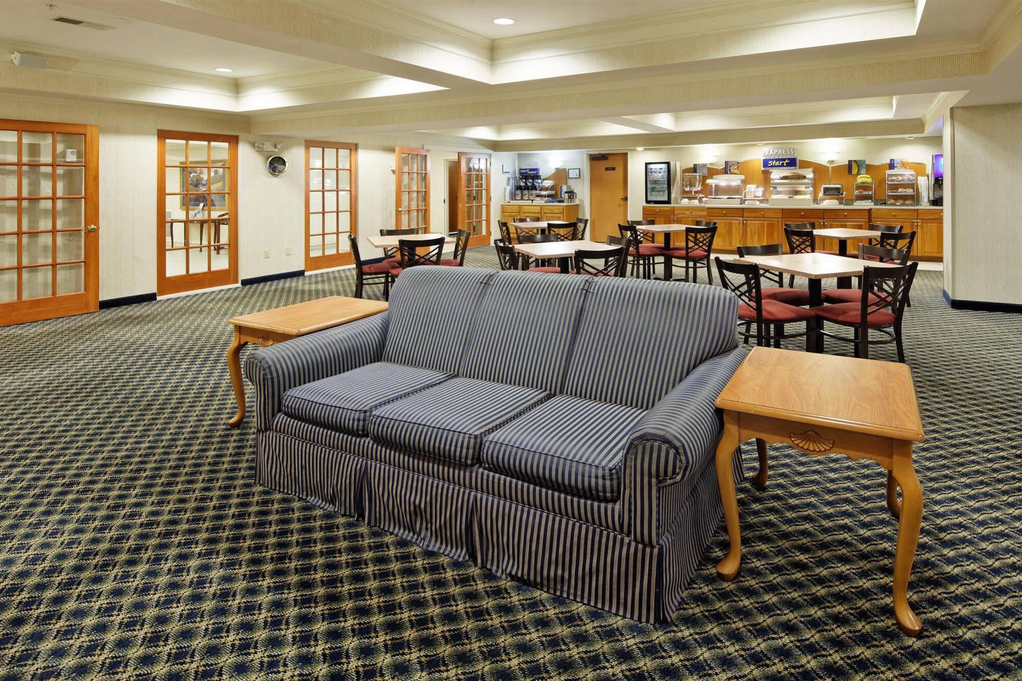 Holiday Inn Express Hotel & Suites Lancaster Extérieur photo